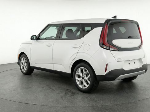 Used 2025 Kia Soul LX w/ LX Technology Package FWD image 6