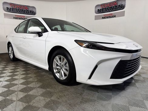 Used 2025 Toyota Camry LE w/ Convenience Package FWD image 1