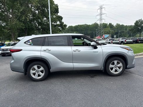 Used 2021 Toyota Highlander LE AWD/4WD image 6