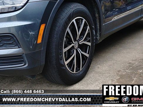 Used 2021 Volkswagen Tiguan SE w/ Panoramic Sunroof Package FWD image 10