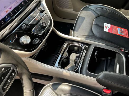 Used 2023 Chrysler Pacifica Limited FWD image 19