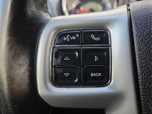 Used 2015 Chrysler Town & Country Touring image 19