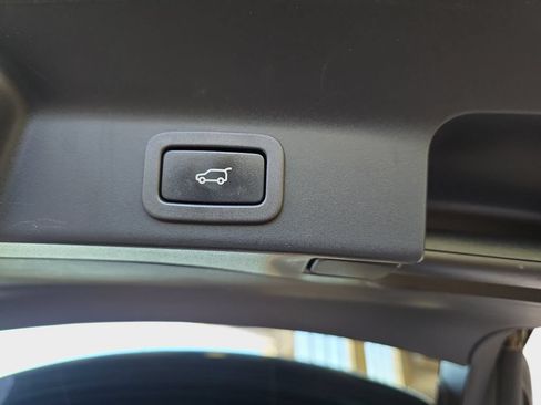 Used 2020 Jaguar F-PACE AWD/4WD image 16