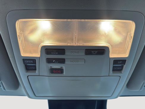 Used 2017 Toyota Avalon Limited image 19