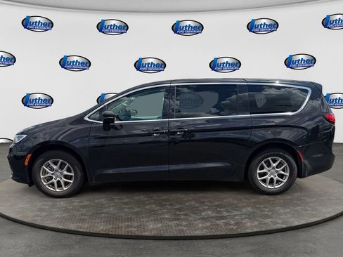 Used 2024 Chrysler Pacifica Touring-L FWD image 2