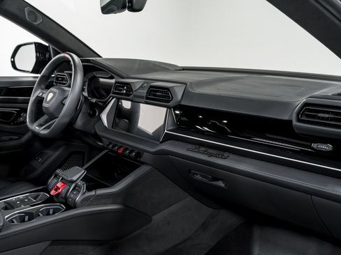 Used 2025 Lamborghini Urus SE AWD/4WD image 38