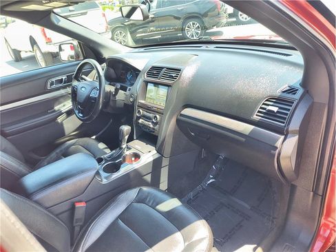 Used 2018 Ford Explorer XLT w/ Equipment Group 202A FWD image 14