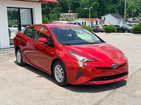 Used 2017 Toyota Prius Two w/ Carpet Mat Package FWD image 8