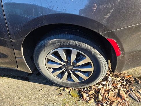 Used 2021 Chrysler Pacifica Touring-L image 5