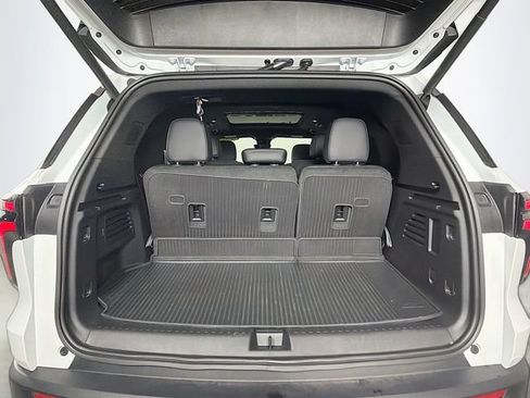 Used 2026 Chevrolet Traverse LT w/ Sun and Wheel Package FWD image 32