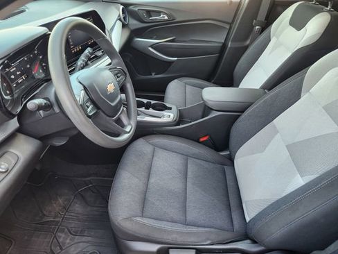 Used 2024 Chevrolet Trax LS w/ LS Convenience Package FWD image 9
