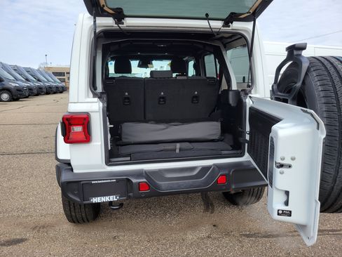 Used 2025 Jeep Wrangler Unlimited Sahara w/ Safety Group AWD/4WD image 19