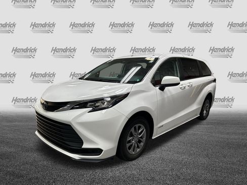 Used 2021 Toyota Sienna LE FWD image 5