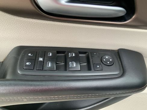 Used 2018 Chrysler Pacifica Touring Plus FWD image 26