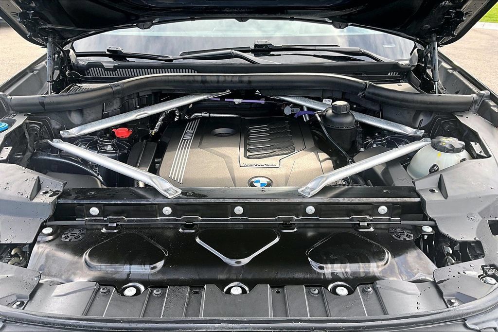 Used 2022 BMW X5 xDrive40i w/ M Sport Package AWD/4WD image 10