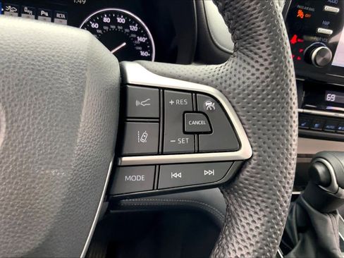 Used 2024 Toyota Sienna Limited image 23