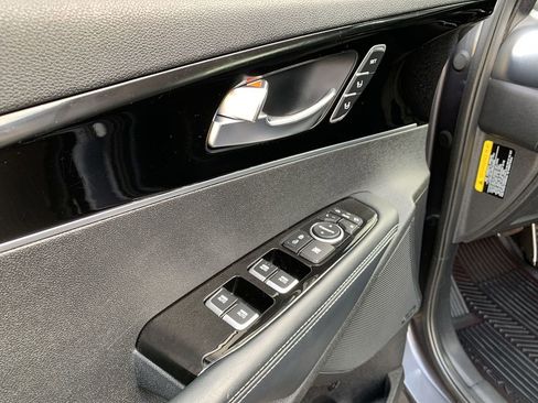 Used 2017 Kia Sorento SX image 16