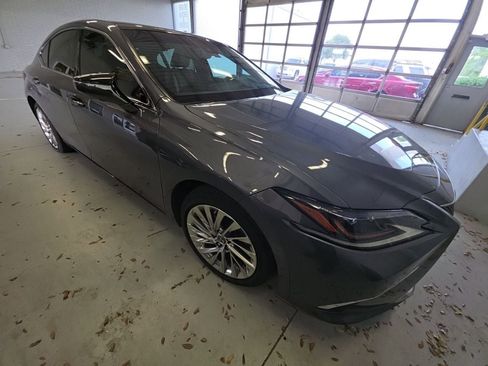 Used 2019 Lexus ES 350 Ultra Luxury w/ Accessory Package 2 FWD image 3