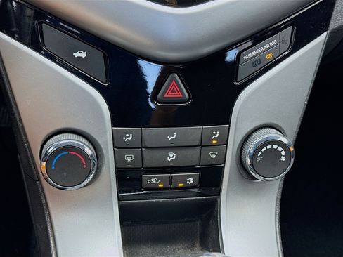 Used 2015 Chevrolet Cruze LT image 10