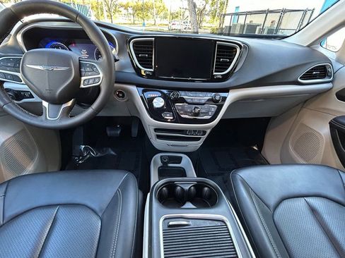 Used 2024 Chrysler Pacifica Touring-L image 10