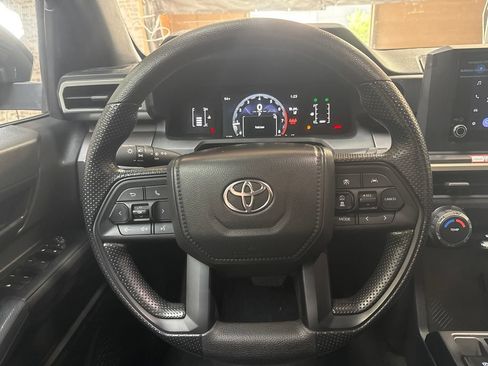 Used 2025 Toyota Tacoma SR5 AWD/4WD image 17