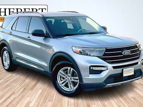 Used 2020 Ford Explorer XLT w/ Equipment Group 202A image 2