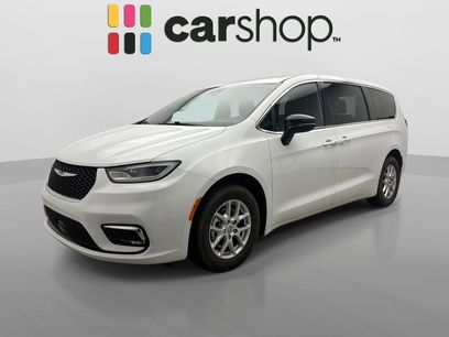 Used 2025 Chrysler Pacifica Select