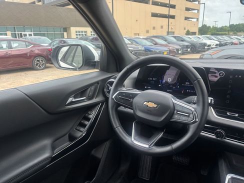 Used 2025 Chevrolet Equinox LT FWD image 34
