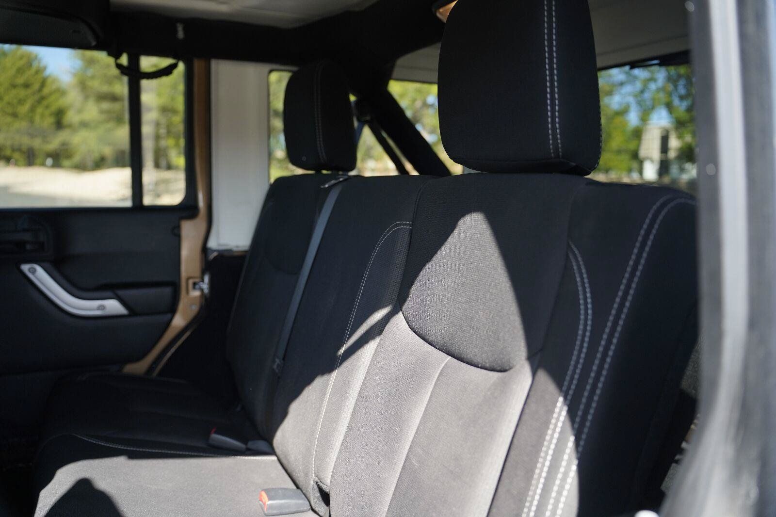 Used 2015 Jeep Wrangler Unlimited Rubicon w/ Connectivity Group AWD/4WD image 17