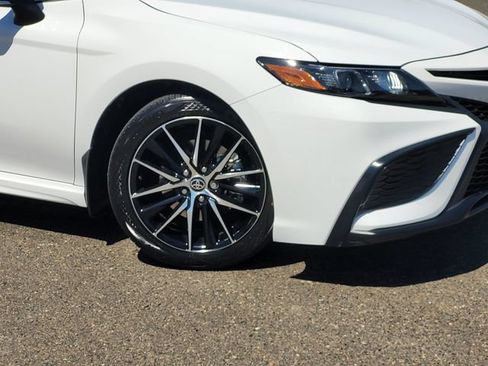 Used 2022 Toyota Camry SE FWD image 6