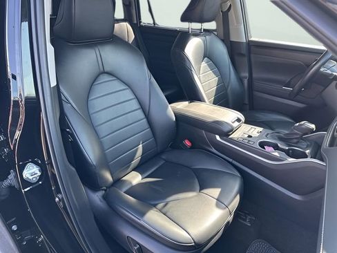 Used 2023 Toyota Highlander XLE AWD/4WD image 13
