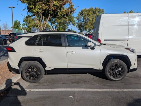 Used 2022 Toyota RAV4 SE w/ Convenience Package AWD/4WD image 2