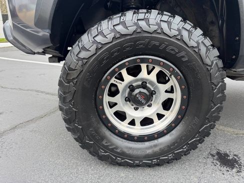 Used 2018 Toyota Tacoma TRD Off-Road w/ Technology Package image 19