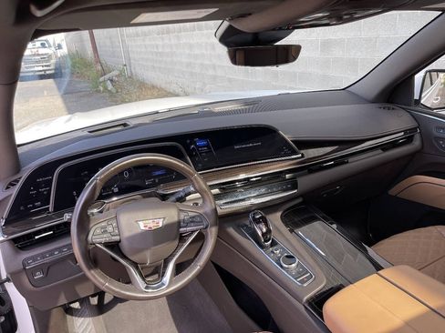 Used 2022 Cadillac Escalade Premium Luxury AWD/4WD image 21