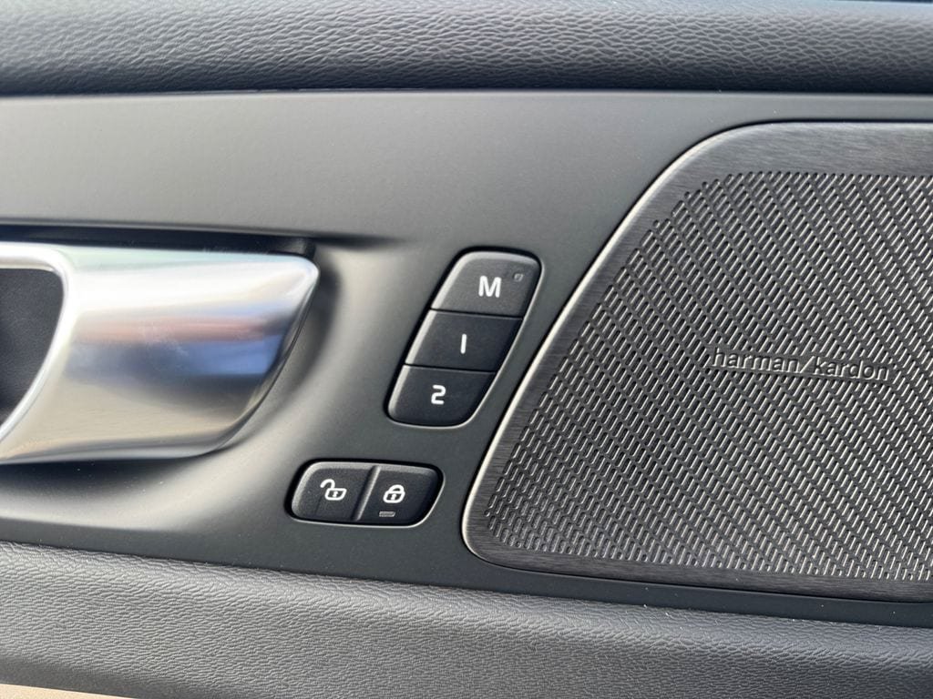 New 2027 Volvo XC60 B5 Plus AWD/4WD image 12