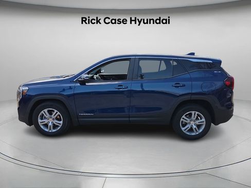 Used 2023 GMC Terrain SLE image 3