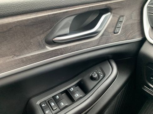 Used 2023 Jeep Grand Cherokee Limited image 21