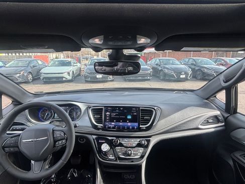 Used 2025 Chrysler Pacifica Limited image 38