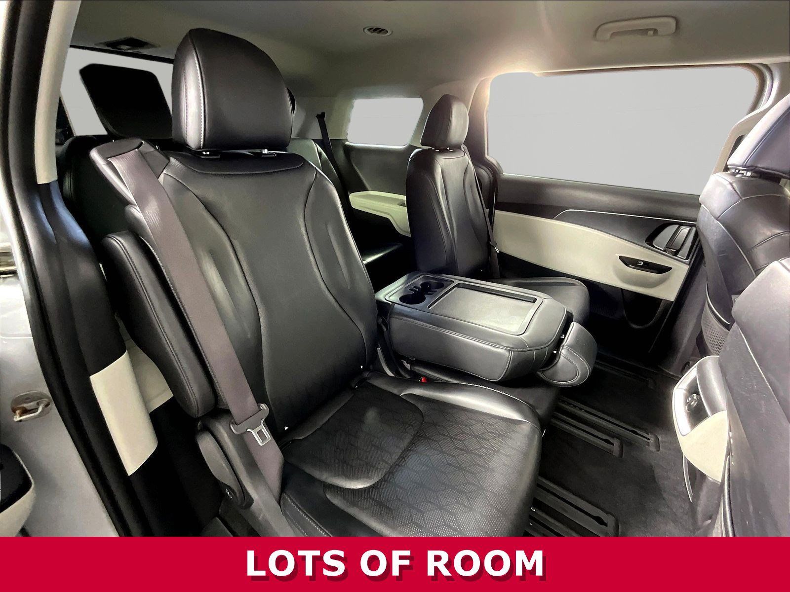 Used 2023 Kia Carnival LX FWD image 24