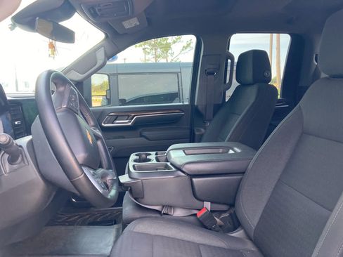 Used 2024 Chevrolet Silverado 2500 LT AWD/4WD image 3