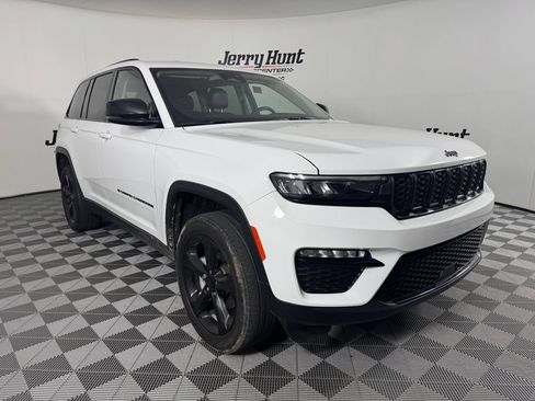 Used 2023 Jeep Grand Cherokee Limited w/ Black Appearance Package AWD/4WD image 6
