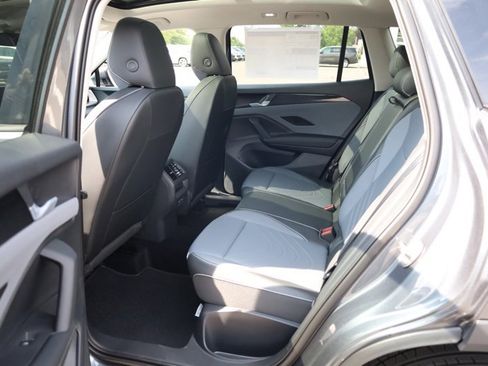 New 2025 Volkswagen Tiguan SE image 32