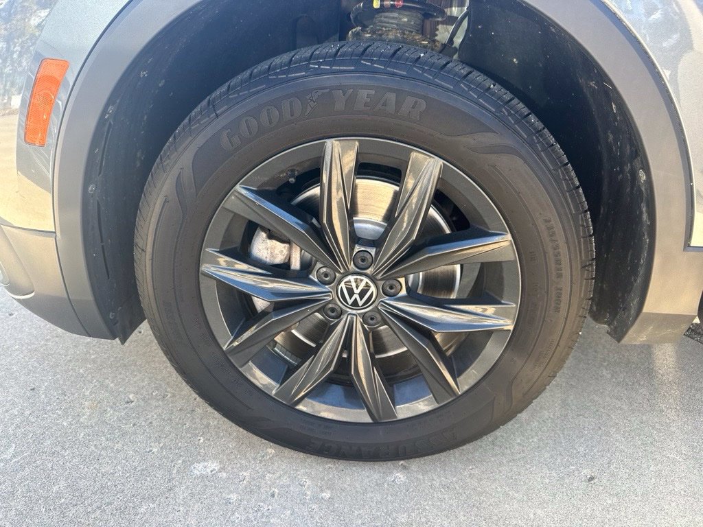 Used 2024 Volkswagen Tiguan SE AWD/4WD image 33