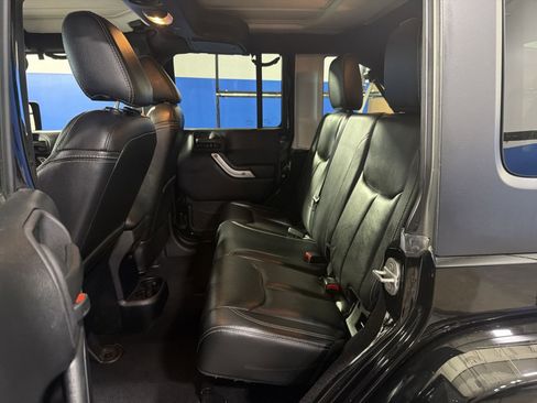 Used 2015 Jeep Wrangler Unlimited Sahara w/ Connectivity Group AWD/4WD image 29