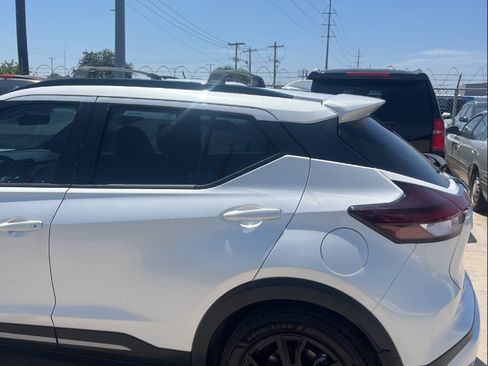 Used 2021 Nissan Kicks SR w/ SR Premium Package FWD image 7