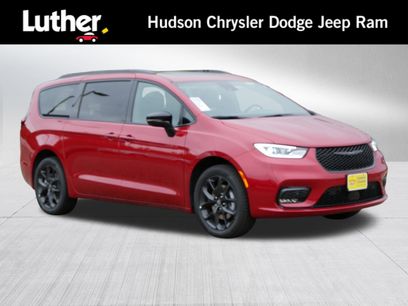 New 2026 Chrysler Pacifica Limited w/ S Appearance Package