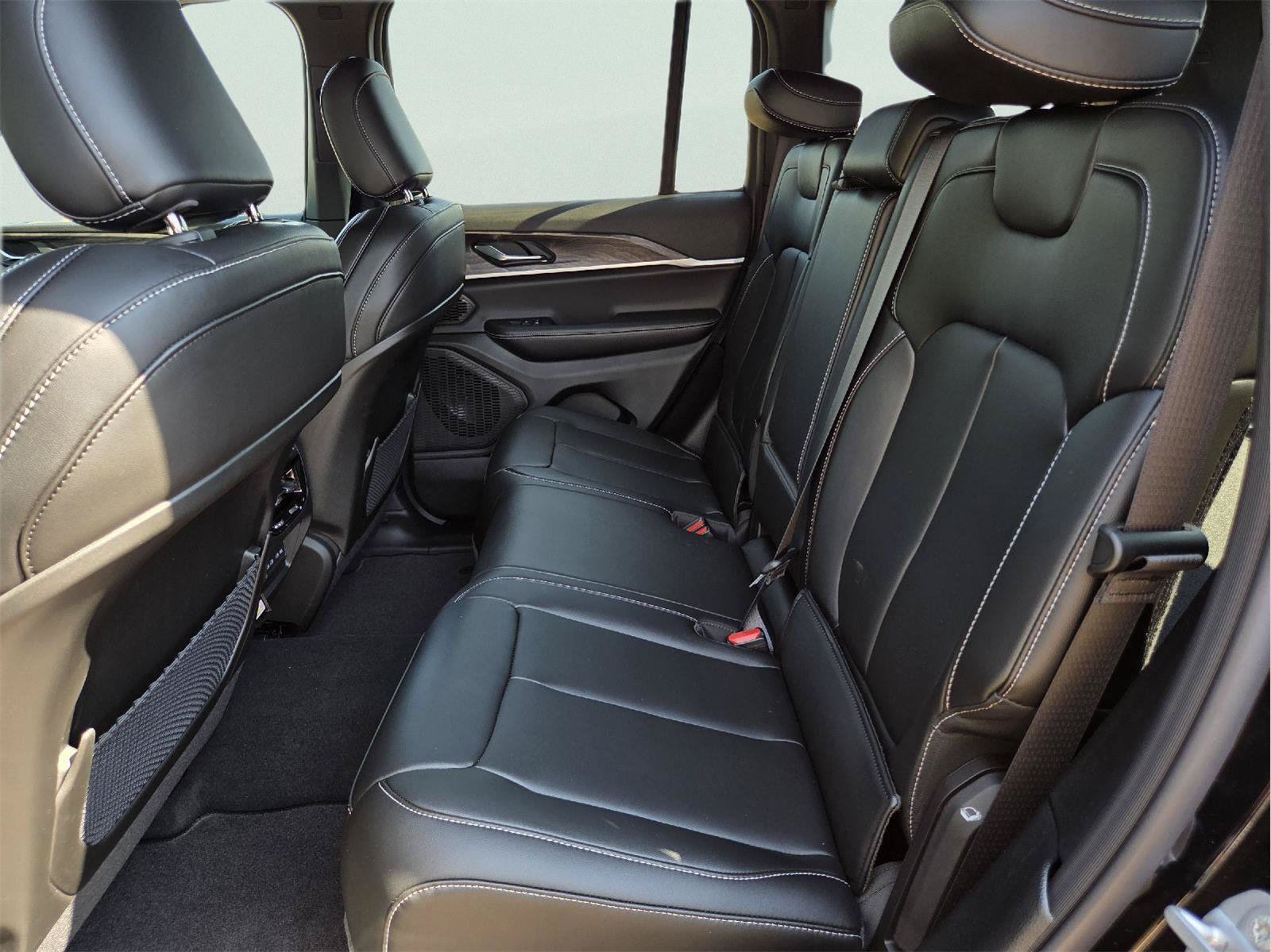 New 2027 Jeep Grand Cherokee Limited w/ Limited Altitude Package RWD image 18