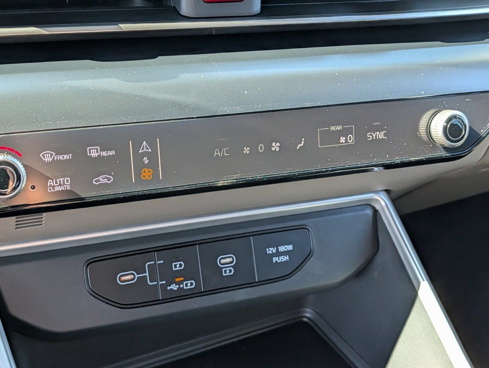 New 2027 Kia Carnival LX FWD image 9