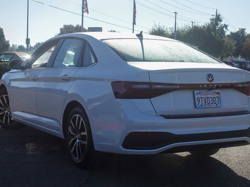 Certified 2025 Volkswagen Jetta SE w/ Sunroof Package image 9