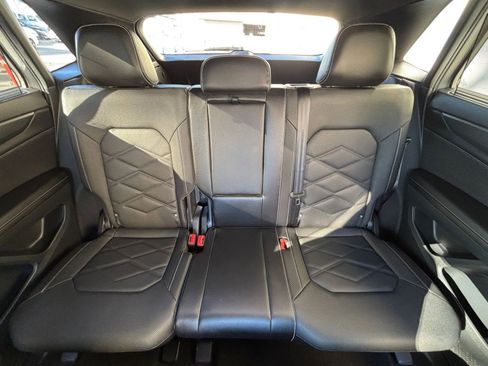 Used 2025 Volkswagen Atlas Cross Sport SE image 38